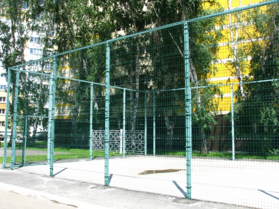 Установка ограждения для спортивной площадки по ул. Змеиногорский тракт